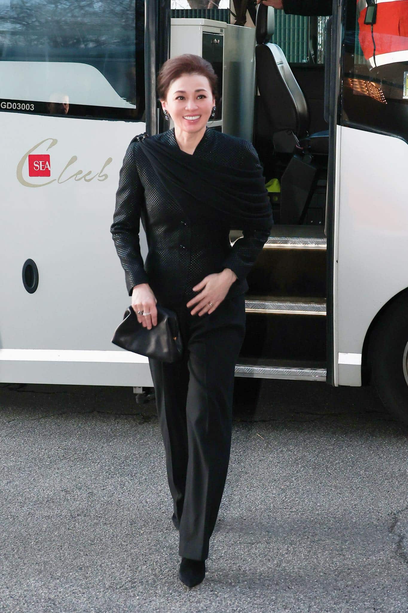 ทรงพระสิริโฉม พระราชินี ฉลองพระองค์เซ็ตสูทผ้าไหมไทยสีดำเรียบหรู เสด็จฯ เยือนอิตาลี-4