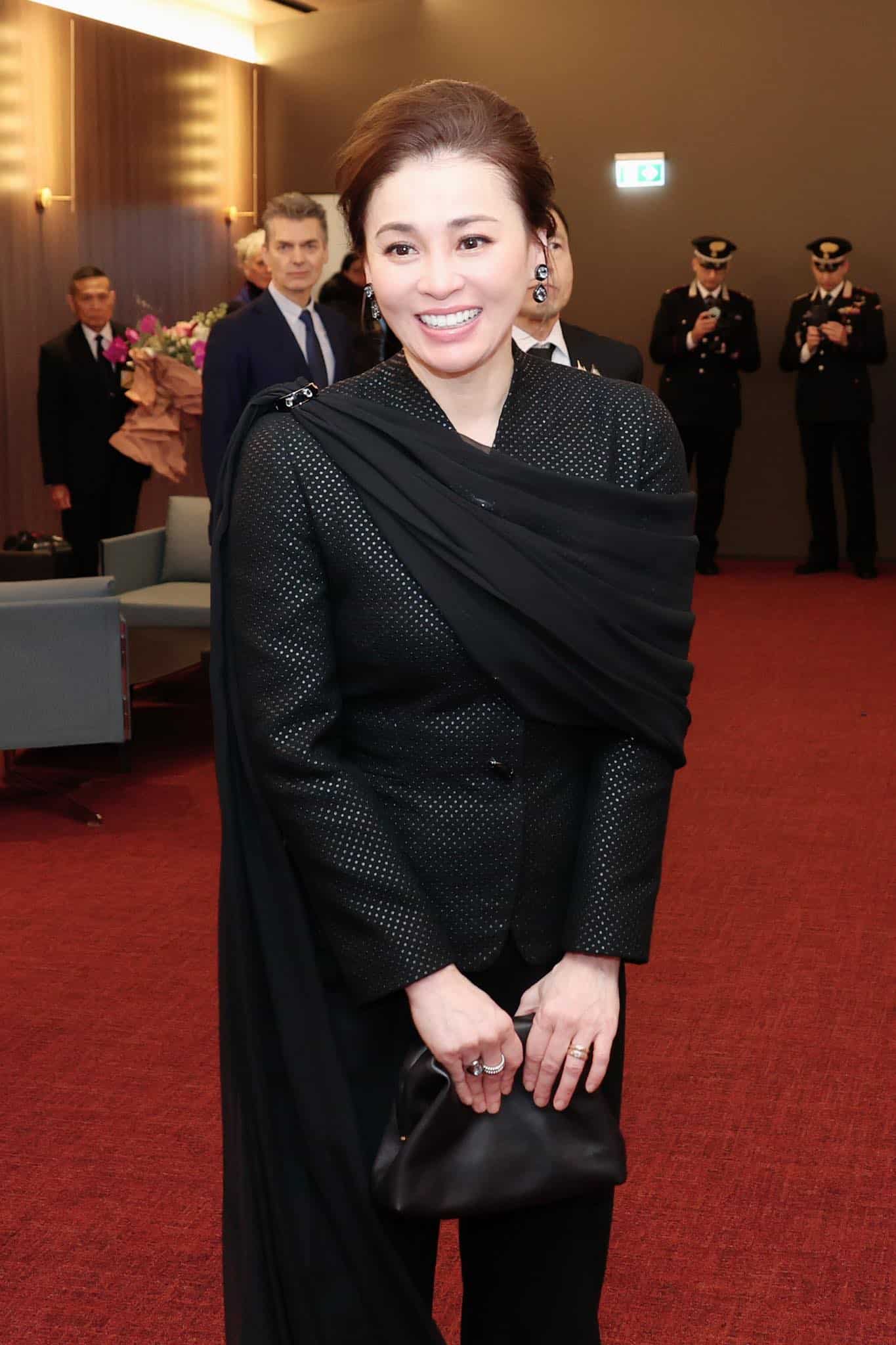 ทรงพระสิริโฉม พระราชินี ฉลองพระองค์เซ็ตสูทผ้าไหมไทยสีดำเรียบหรู เสด็จฯ เยือนอิตาลี-5