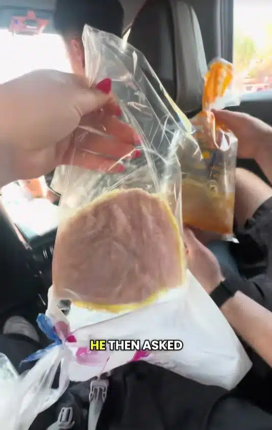 ภาพจากคลิป TikTok ของ Kaitlyn และ Danny ขณะโชว์โรตีสายไหมในรถ