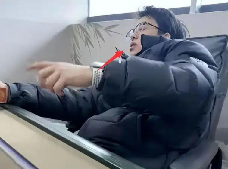 เพื่อนถ่ายขณะเล่นไพ่นกกระจอกที่สังเกตเห็นอาการผิดปกติ