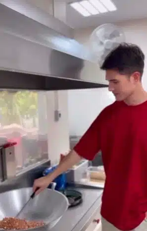 ประวัติ มิกค์ ทองระย้า พระเอกหนุ่มลูกครึ่งไทย-เดนมาร์ก เจ้าของความสูง 190 ซม.-4