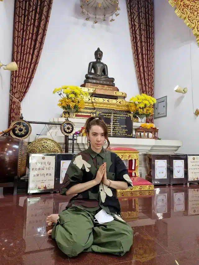 ปาล์มมี่ อีฟ ปานเจริญ ไปทำบุญที่โรงพยาบาลสงฆ์