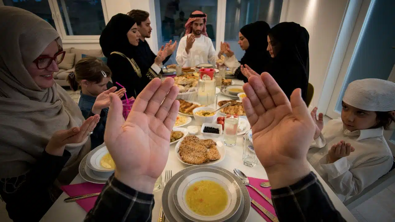 การงดน้ำเป็นเวลานานในวันที่อากาศร้อนอาจทำให้ปวดหัวหรืออ่อนเพลียได้