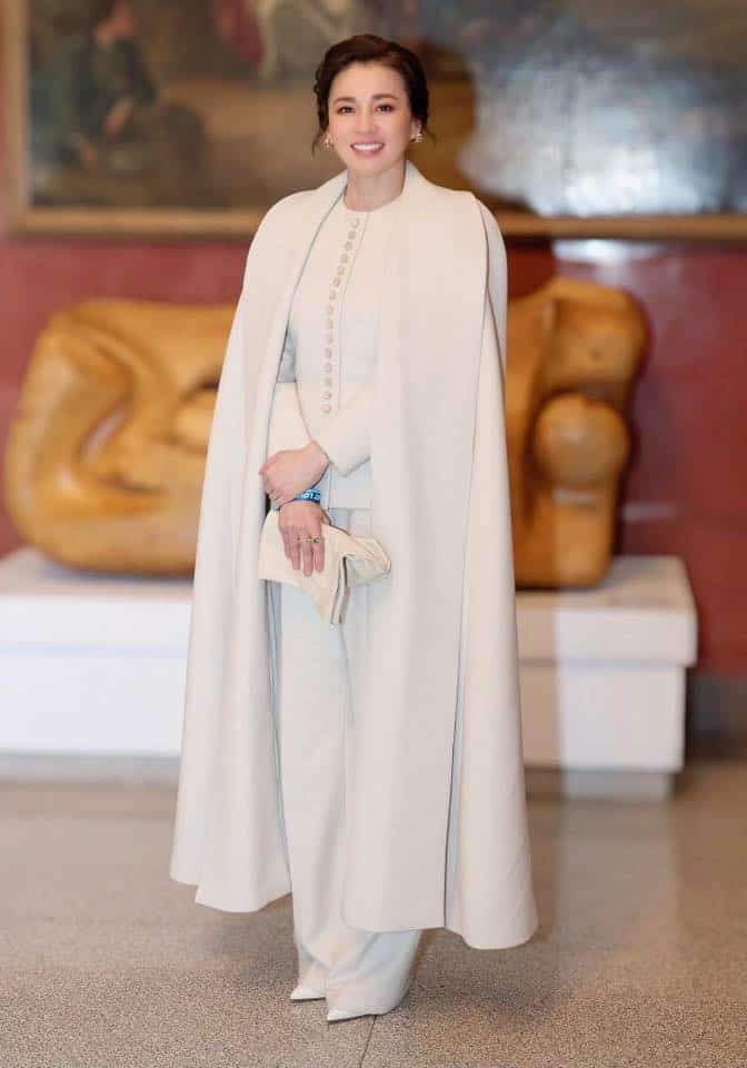 พระราชินี ทรงฉายกับ โดนาเทลลา เวอร์ซาเช่ ดีไซเนอร์และผู้นำแฟชั่นระดับโลกชาวอิตาลี-2