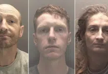 แก๊งค้ายายิ้มร่า ศาลยกฟ้อง ฆาตกรรม 2 ตายายบริสุทธิ์ เพราะลูกชายติดหนี้ค่ายา 400 ปอนด์