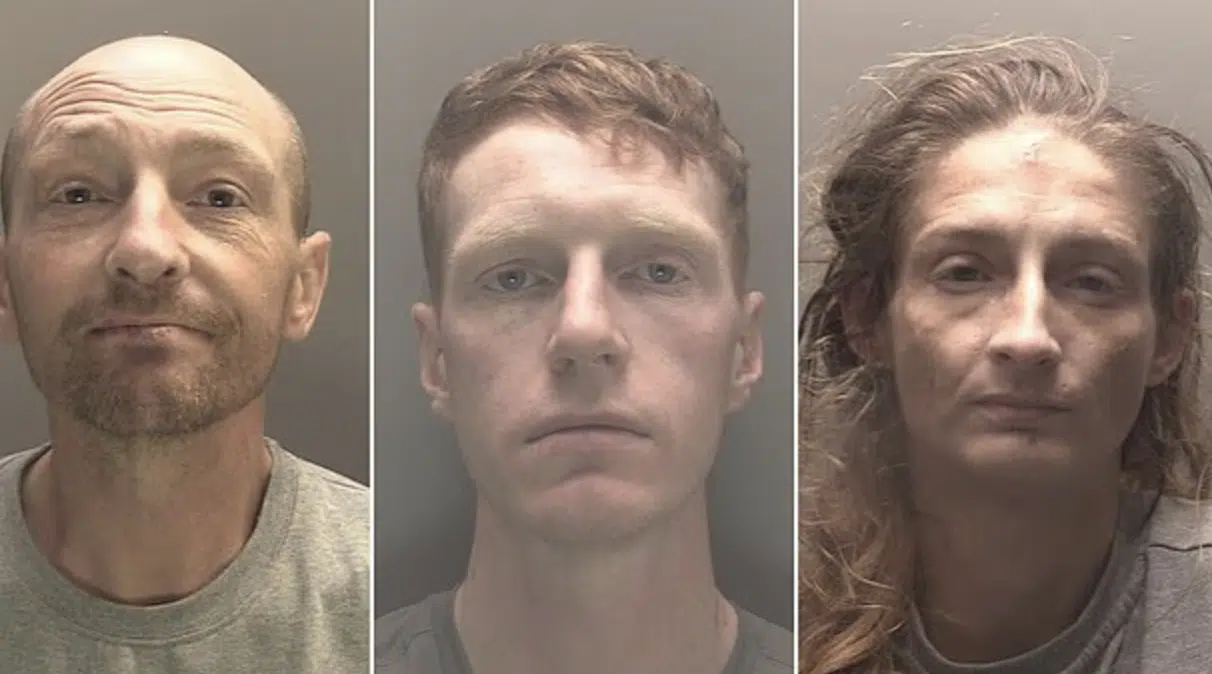 แก๊งค้ายายิ้มร่า ศาลยกฟ้อง ฆาตกรรม 2 ตายายบริสุทธิ์ เพราะลูกชายติดหนี้ค่ายา 400 ปอนด์