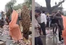 สุดทน หญิงอินเดียนับร้อย บุกพังร้านเหล้า ฉุนผัวเมาแล้วตบตี-ข่มขืน