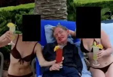 หลุดภาพ สตีเฟน ฮอว์คิง ยิ้มร่า สาวบิกินี่ ขนาบข้าง ครอบครัวแจงความจริง หนังคนละม้วน