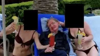 หลุดภาพ สตีเฟน ฮอว์คิง ยิ้มร่า สาวบิกินี่ ขนาบข้าง ครอบครัวแจงความจริง หนังคนละม้วน