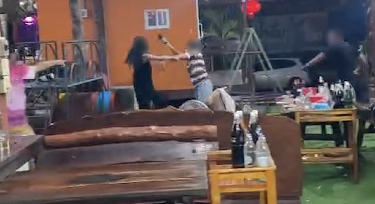 หนังคนละม้วน สาวร้อง 'รอง ผกก.' ขวดฟาดหัวเลือดอาบ ปมเมียหึงข้ามโต๊ะ ตร.โต้ "โดนปาหัวแตกก่อน" เตรียมฟ้องกลับ