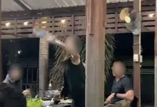 หนังคนละม้วน สาวร้อง 'รอง ผกก.' ขวดฟาดหัวเลือดอาบ ปมเมียหึงข้ามโต๊ะ ตร.โต้ "โดนปาหัวแตกก่อน" เตรียมฟ้องกลับ