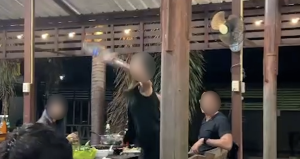 หนังคนละม้วน สาวร้อง 'รอง ผกก.' ขวดฟาดหัวเลือดอาบ ปมเมียหึงข้ามโต๊ะ ตร.โต้ "โดนปาหัวแตกก่อน" เตรียมฟ้องกลับ