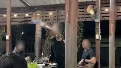 หนังคนละม้วน สาวร้อง 'รอง ผกก.' ขวดฟาดหัวเลือดอาบ ปมเมียหึงข้ามโต๊ะ ตร.โต้ "โดนปาหัวแตกก่อน" เตรียมฟ้องกลับ