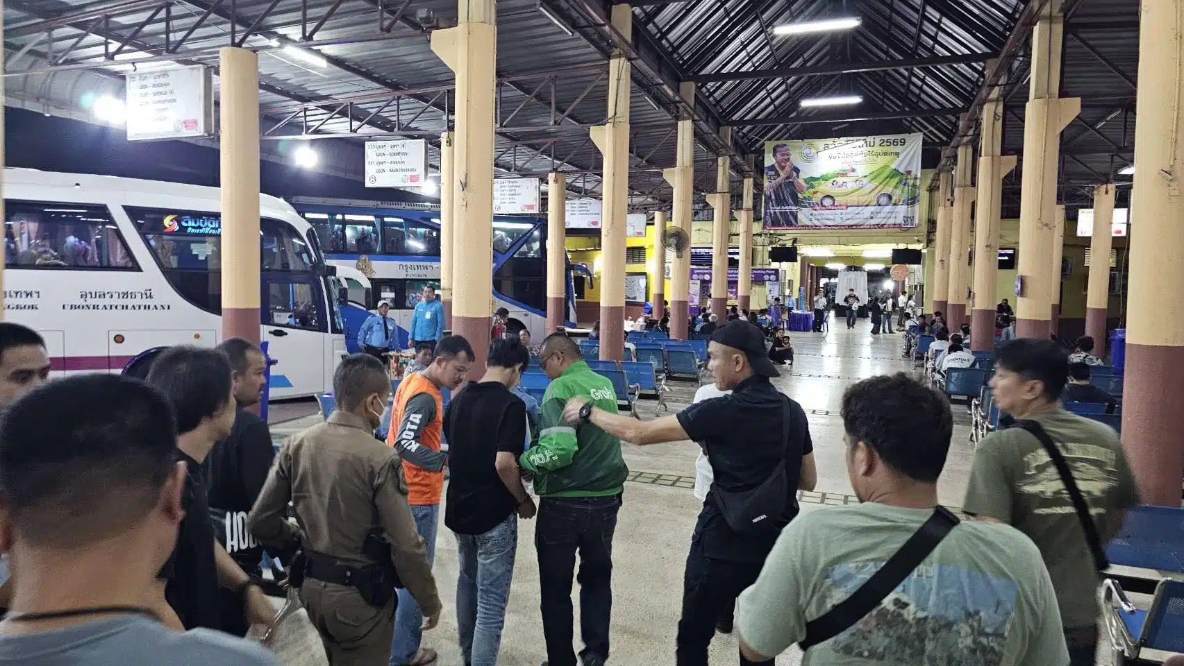 เจ้าหน้าที่ตำรวจกองปราบปรามเข้าควบคุมตัวเยาวชนชายวัย 15 ปี ที่สถานีขนส่งอุบลราชธานี