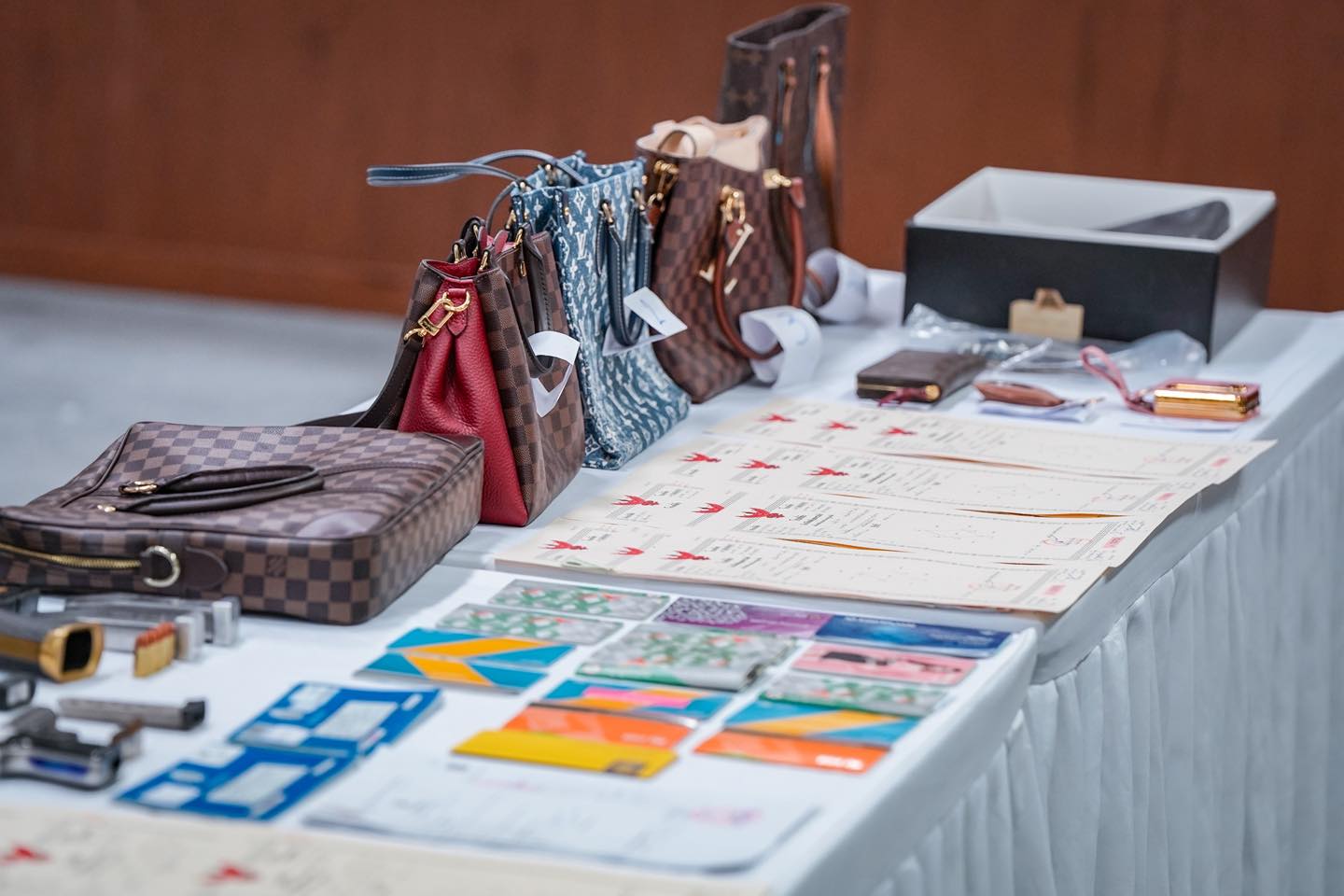 รวบแก๊งมารศาสนา! หลอกคนแก่ลงทุน อ้าง เงินบุญช่วยชาติ ยึดทรัพย์อื้อ 250 ล้าน-4