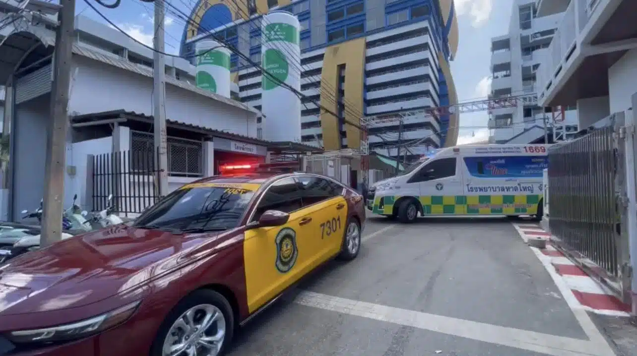 ขบวนรถเคลื่อนย้ายร่าง ผอ.ศศิพัชร เดินทางไปยังวัดยูงทอง