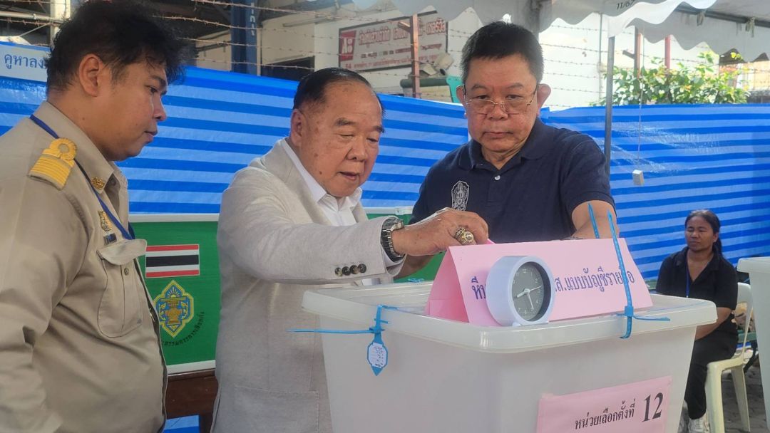 ลุงป้อม เดินมาใช้สิทธิ์เลือกตั้ง ด้าน ลุงตู่ ยิ้มร่า เข้าคูหาลงคะแนนเสียงแต่เช้าตรู่-2