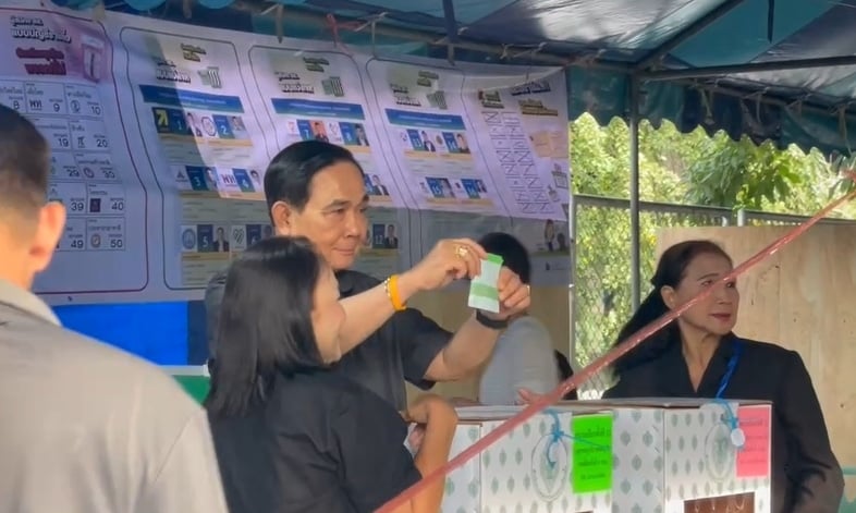 ลุงป้อม เดินมาใช้สิทธิ์เลือกตั้ง ด้าน ลุงตู่ ยิ้มร่า เข้าคูหาลงคะแนนเสียงแต่เช้าตรู่-3