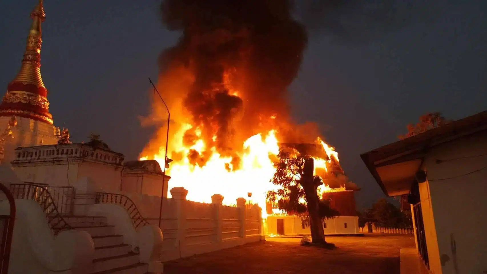 สภาพเพลิงกำลังลุกไหม้กุฏิไม้โบราณ วัดม่อนปู่ยักษ์ จังหวัดลำปาง