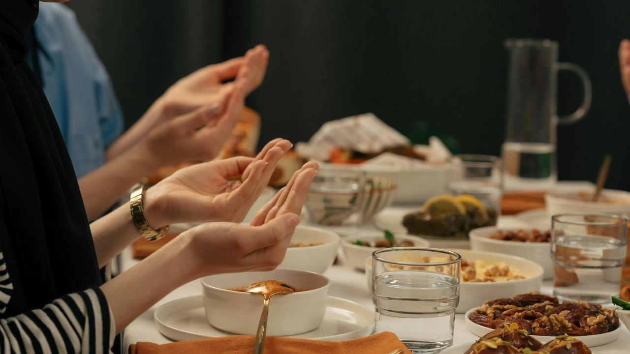 หลักฐานทางการแพทย์พบว่าการถือศีลอดช่วยลดน้ำหนักและไขมันในเลือดได้จริง แต่ผลลัพธ์ขึ้นอยู่กับการเลือกกินอาหารหลังละศีลอดและการพักผ่อน