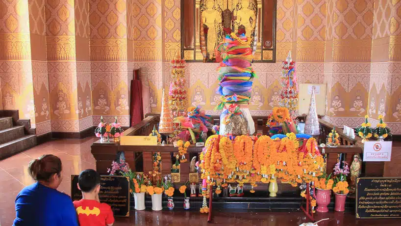 บรรยากาศภายในศาลหลักเมืองบุรีรัมย์ที่เต็มไปด้วยผู้คนมาสักการะขอพร