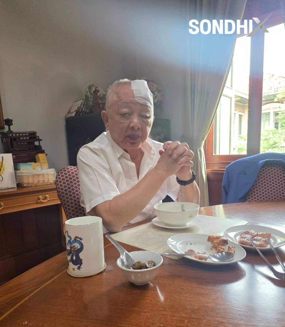 สนธิ ลิ้มทองกุล ล้มหัวฟาดเสา เย็บ 20 เข็ม ประกาศงดจัดรายการนาน 3 สัปดาห์ แฟนข่าวแห่เป็นห่วง-1