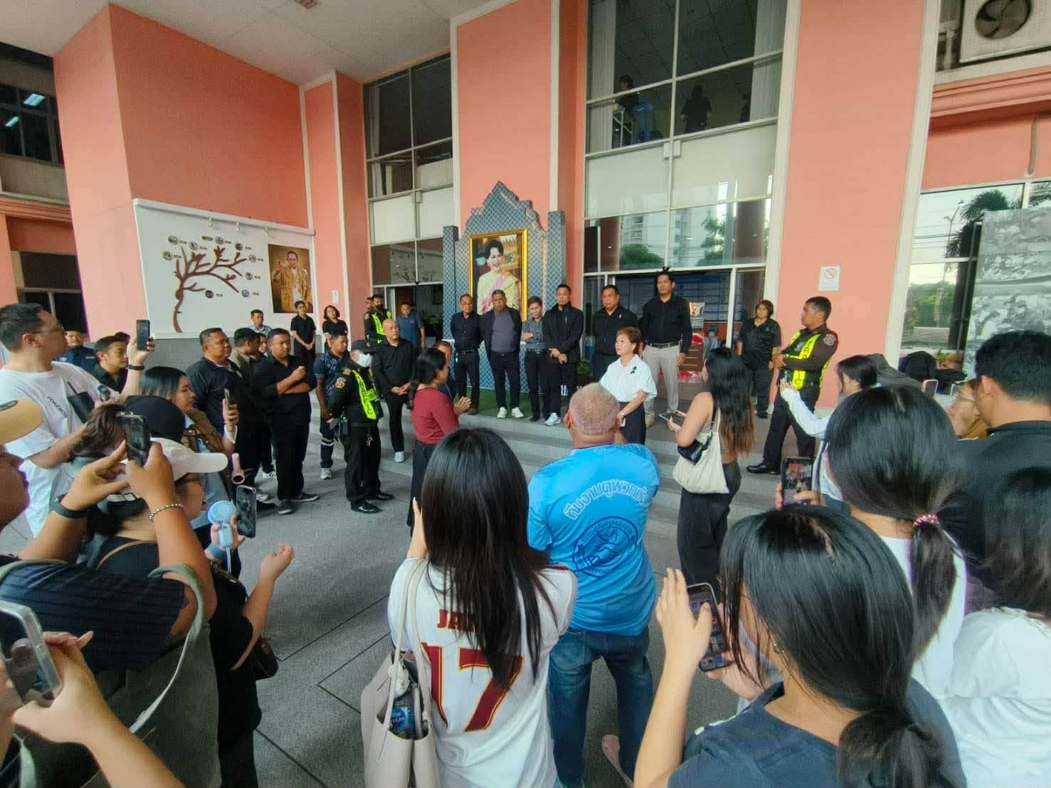 กลุ่มมวลชนรวมตัวประท้วงหน้าเทศบาลเมืองลัดหลวง