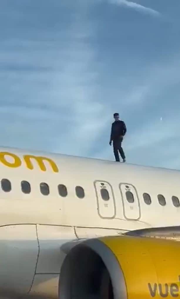 ชายหนุ่มกำลังยืนอยู่บนหลังคาเครื่องบินแอร์บัส A320