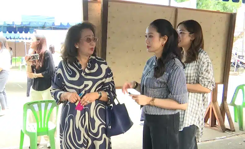 อุ๊งอิ๊ง ควง คุณหญิงพจมาน-พินทองทา ใช้สิทธิเลือกตั้ง-ประชามติ ปัดให้สัมภาษณ์สื่อ-2