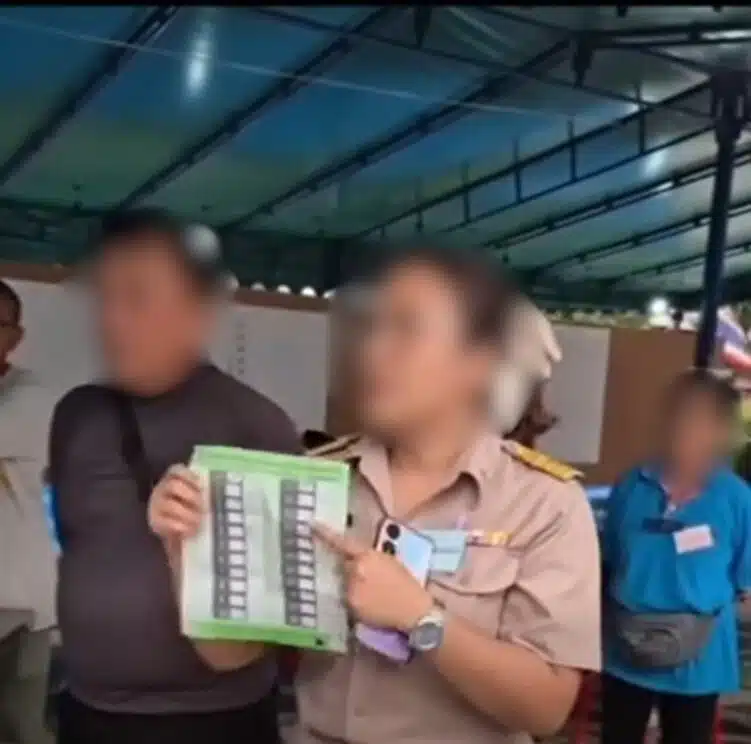 เจ้าหน้าที่ กปน. กำลังถือบัตรเลือกตั้งและถกเถียงกับประชาชน