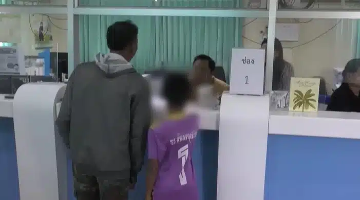 เด็กชายวัย 10 ขวบ ขณะรับเงินเยียวยา