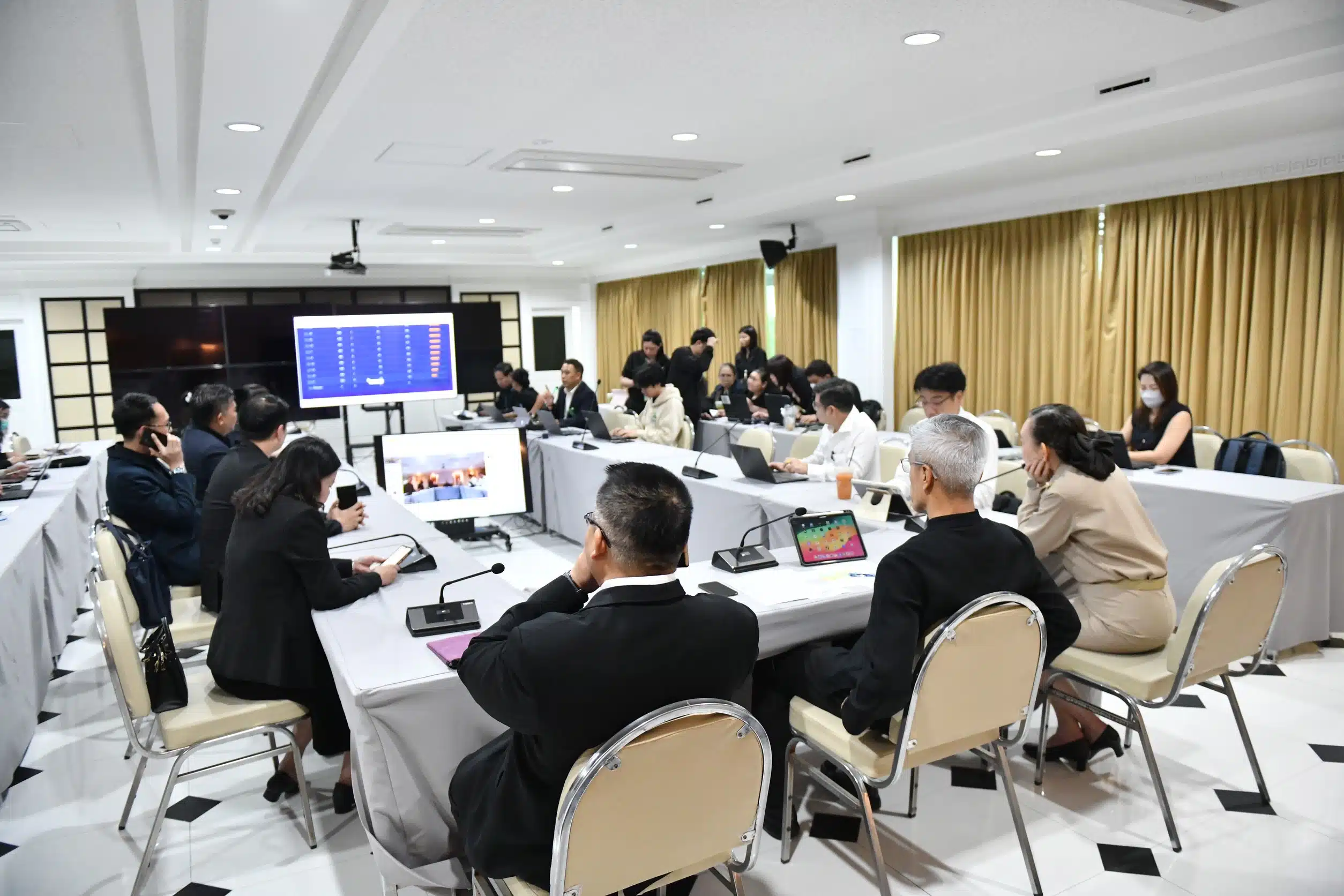 บรรยากาศการประชุมทางไกลกับเจ้าหน้าที่ 50 เขต