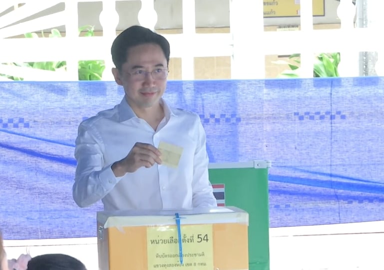 เท้ง ณัฐพงษ์-เชน ยศชนัน 2 แคนดิเดตนายกฯ เข้าคูหาเลือกตั้ง พร้อมชวนปชช.ออกมาใช้สิทธิ์-1