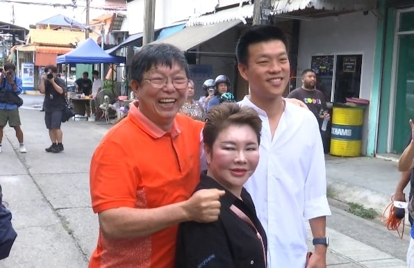 เท้ง ณัฐพงษ์-เชน ยศชนัน 2 แคนดิเดตนายกฯ เข้าคูหาเลือกตั้ง พร้อมชวนปชช.ออกมาใช้สิทธิ์-3