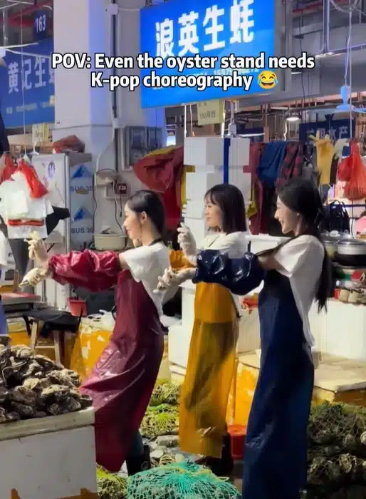 แม่ค้าขายหอยนางรมชาวจีนกำลังเต้นประกอบเพลง Flower หน้าแผงขายของ