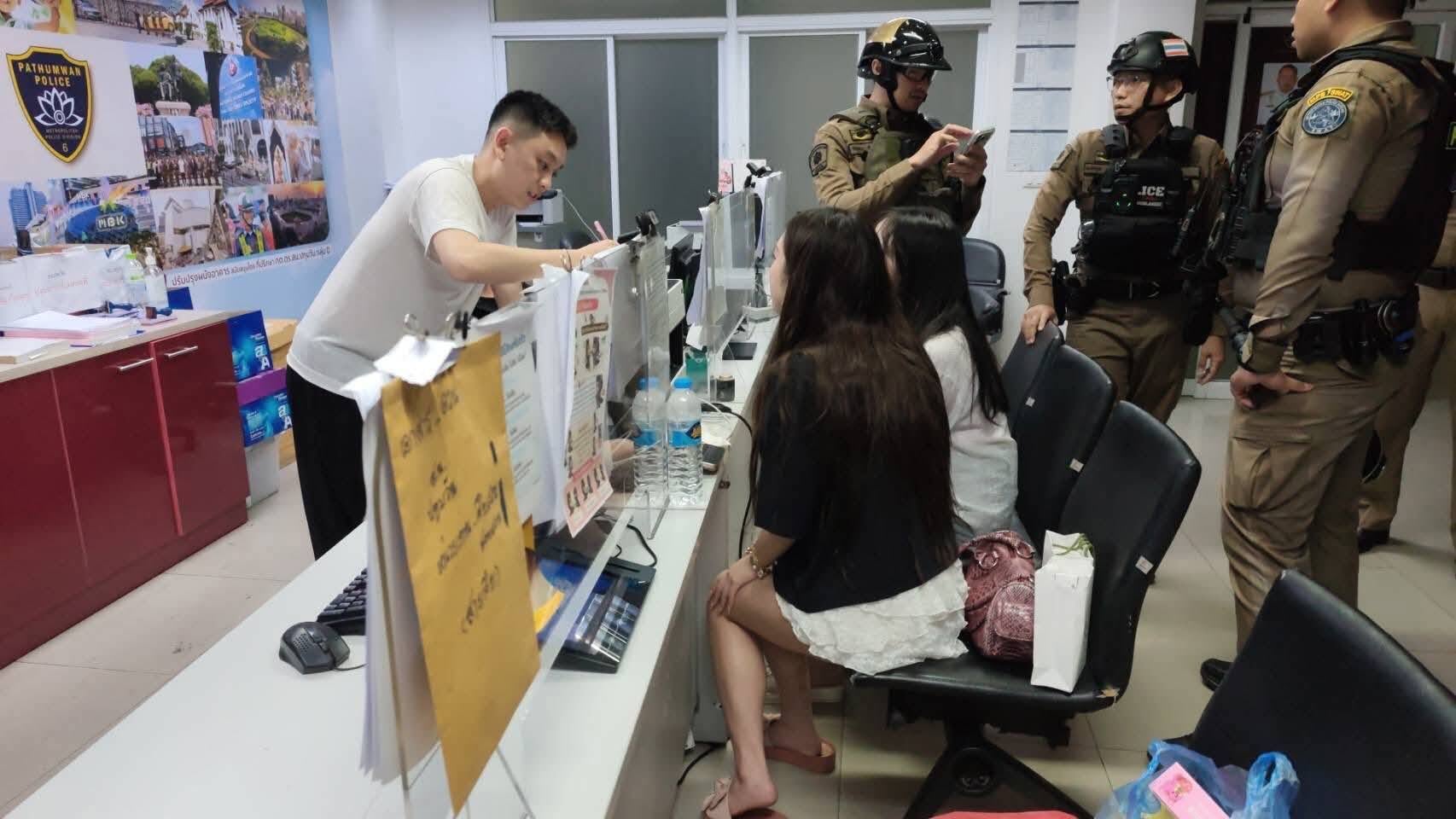 หญิงชาวฮ่องกงเข้าแจ้งความที่ สน.ปทุมวัน