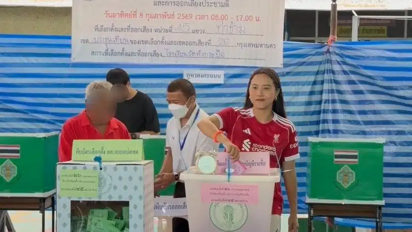 ไอซ์ รักชนก ใส่เสื้อลิเวอร์พูล ปั่นจักรยานมาใช้สิทธิ์ ลั่น ตื่นเต้นจนนอนไม่หลับ-1