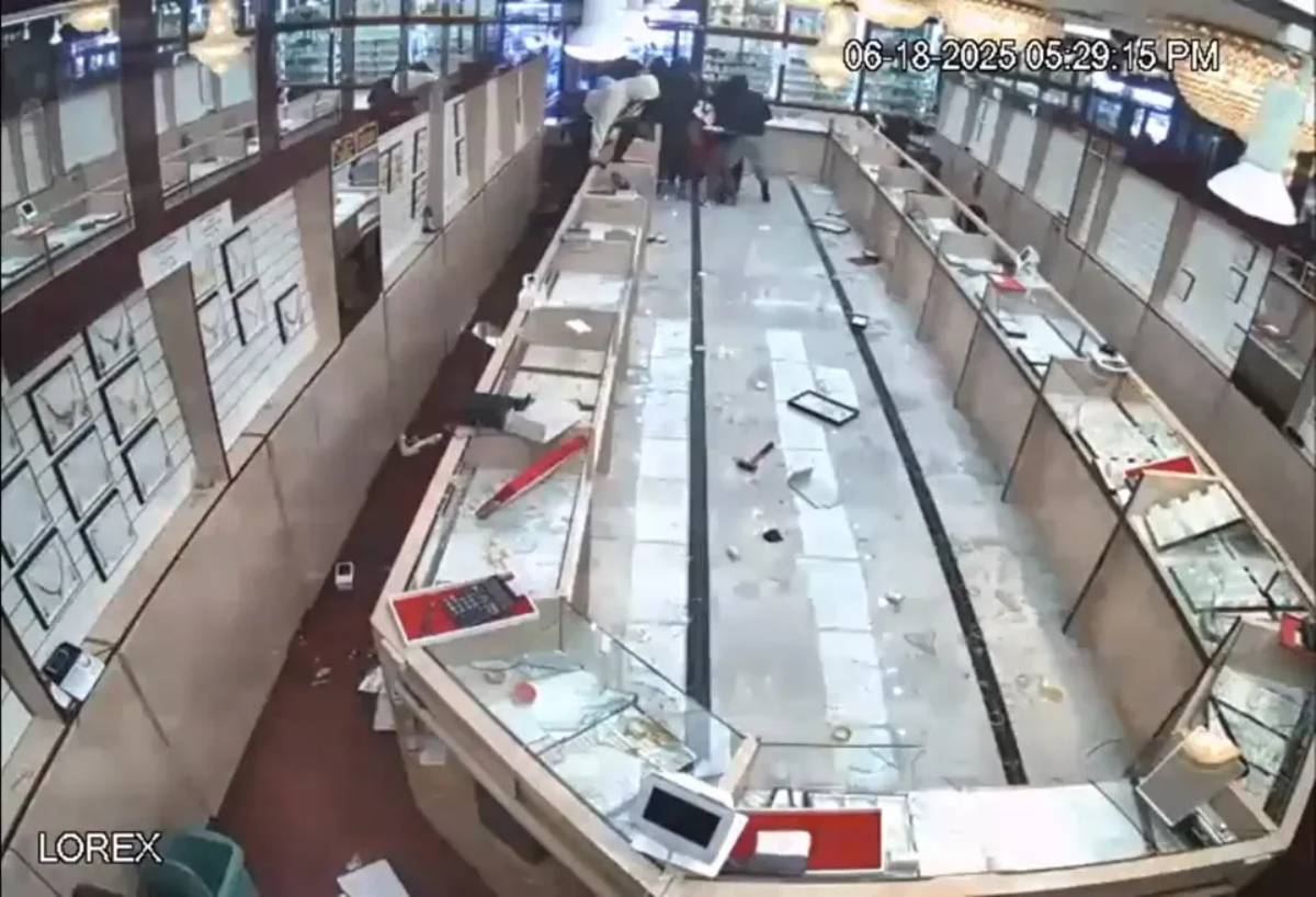 แก๊งไอ้โม่งกว่า 20 คนบุกปล้นร้านอัญมณีในแคลิฟอร์เนีย