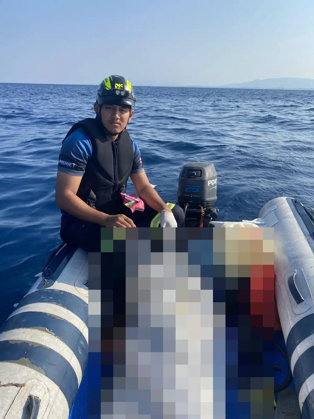 ทีมกู้ชีพกำลังนำร่างขึ้นฝั่ง