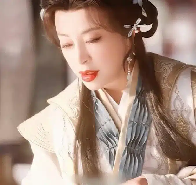 หลิวเสี่ยวชิ่ง ดาราตัวแม่วัย 76 ฝืนสังขารรับบทสาว 30 คนดูจวกยับ ฉากจูบดูดปากกับพระเอกหนุ่มคราวลูก รายได้ร่วงกราว