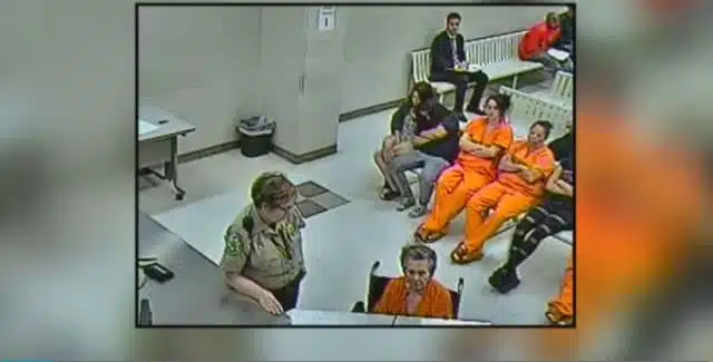 สลด! แม่อายุ 92 ยิงลูกชายวัย 72 ดับคาเตียง ปมแค้นถูกส่งเข้าบ้านพักคนชรา ก่อนจบชีวิตในเรือนจำ