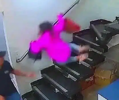 กล้องวงจรปิดจับภาพตอนที่โซเฟียตกบันได