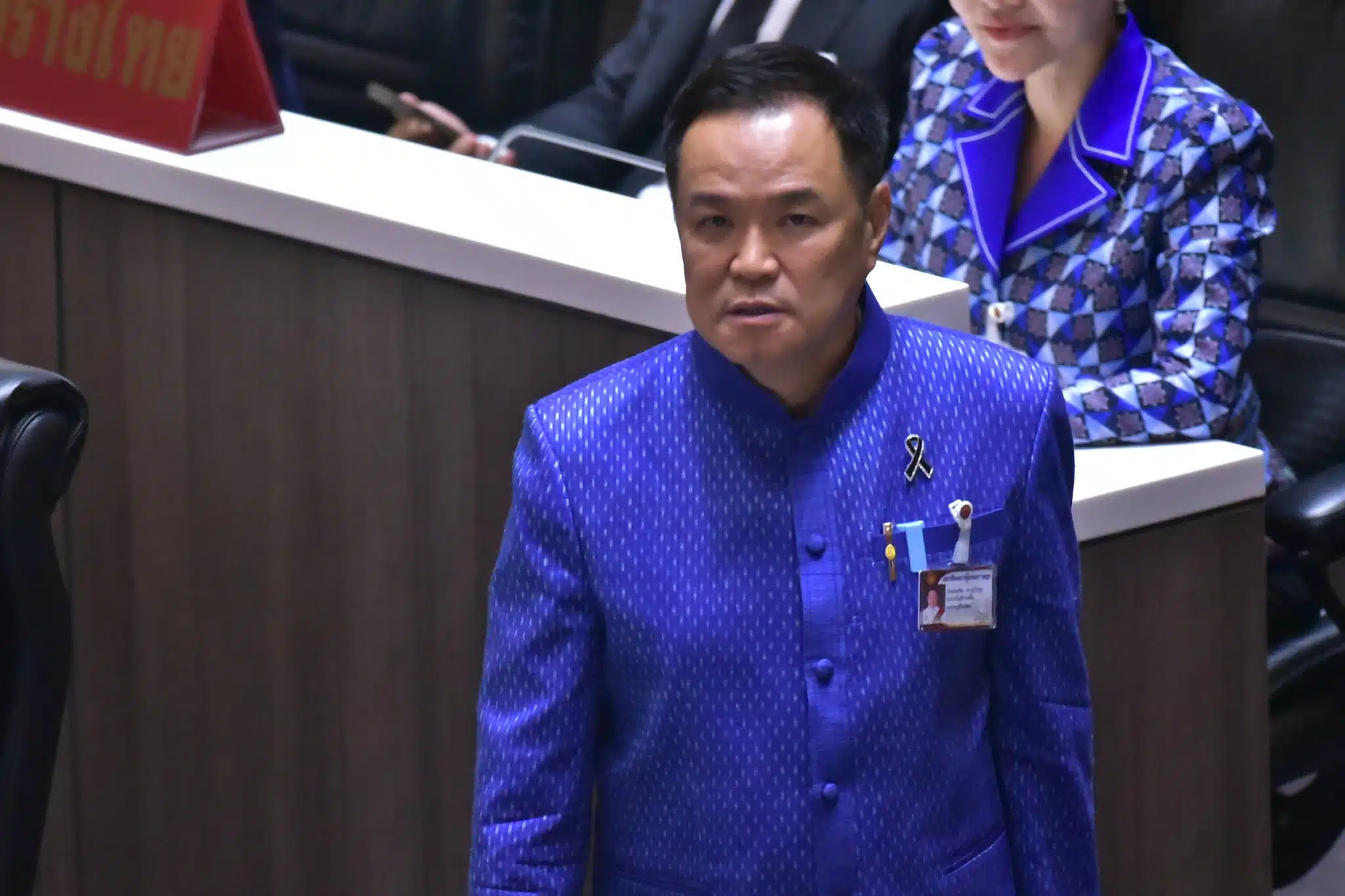 อนุทิน ยินดีกลางสภา