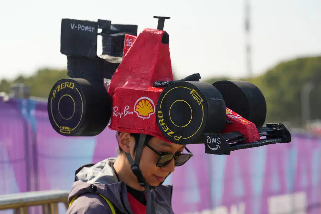 แฟนกีฬาสวมหมวกที่มีลวดลายเฟอร์รารี่ ก่อนการแข่งขันสปรินต์เรซของรายการฟอร์มูล่าวัน กรังด์ปรีซ์จีน ที่สนามเซี่ยงไฮ้ อินเตอร์เนชั่นแนล เซอร์กิต ในเมืองเซี่ยงไฮ้ ประเทศจีน เมื่อวันเสาร์ที่ 14 มีนาคม 2026