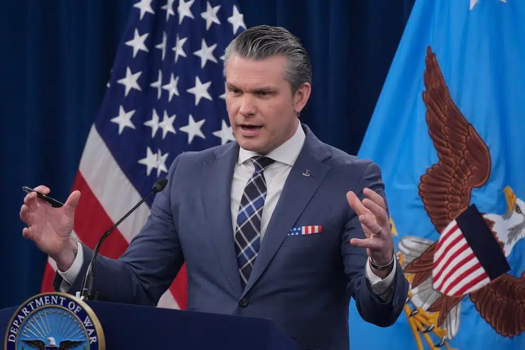 พีท เฮกเซธ (Pete Hegseth) รัฐมนตรีว่าการกระทรวงกลาโหมสหรัฐฯ ขณะแถลงข่าวต่อสื่อมวลชน