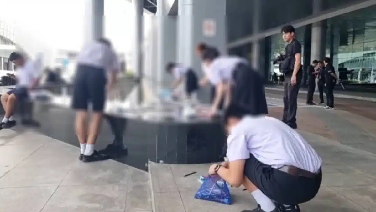 ตำรวจปากเกร็ดเข้าช่วยเหลือเด็กนักเรียนที่ไม่มีเงินสดติดตัว หลังกฎระเบียบการสอบที่เข้มงวด