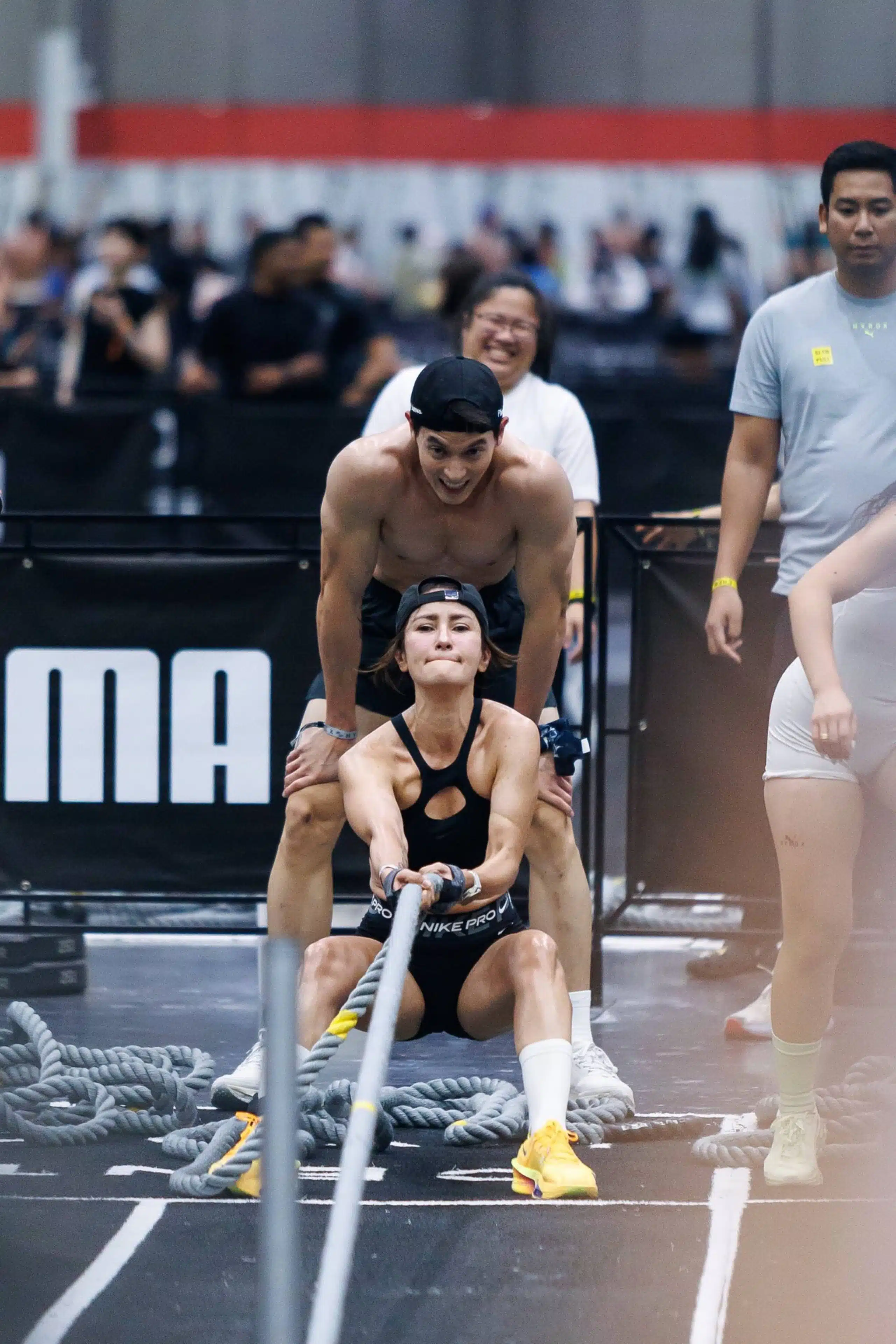 นาทีระทึก เจมส์ตะคริวกิน-แอนใจวูบกลางสถานี