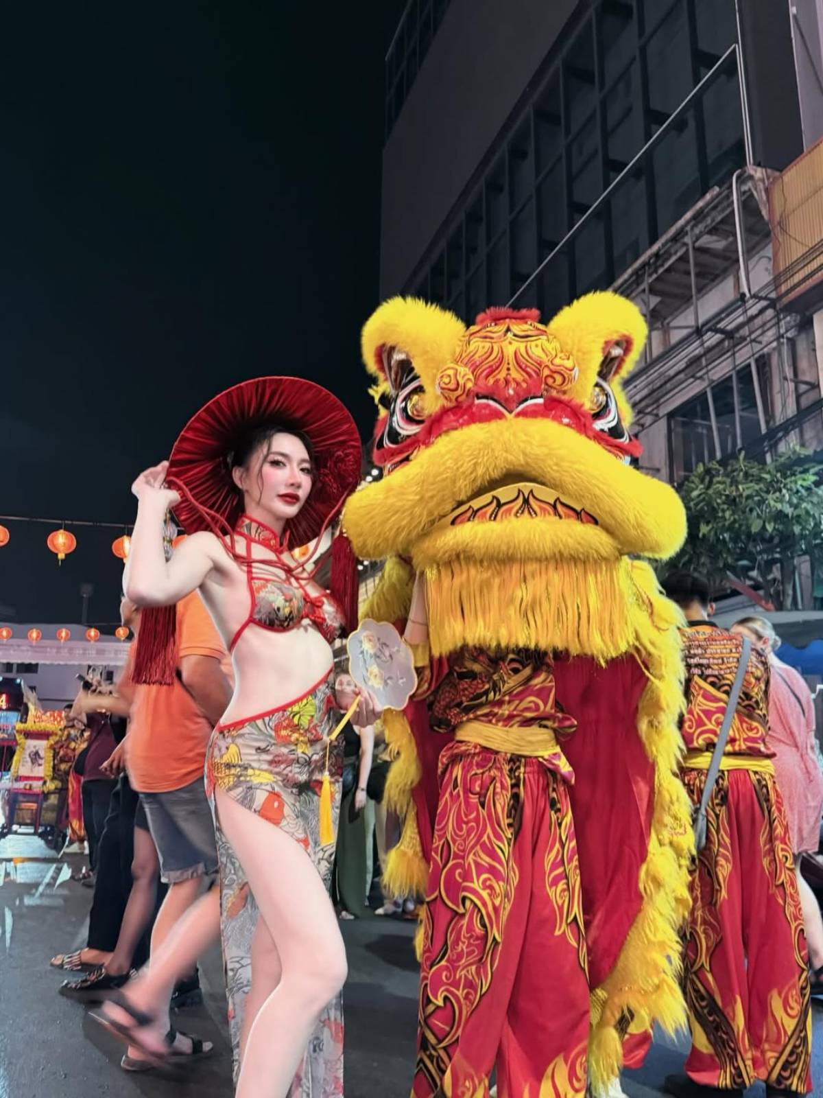 ลุคชุดจีนประยุกต์สุดแซ่บ ท่ามกลางแสงไฟนีออนของย่านเยาวราช