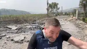 คลิปนาทีชีวิต ขีปนาวุธตกเฉียดหัวนักข่าว เกือบตายกลางสมรภูมิรบ