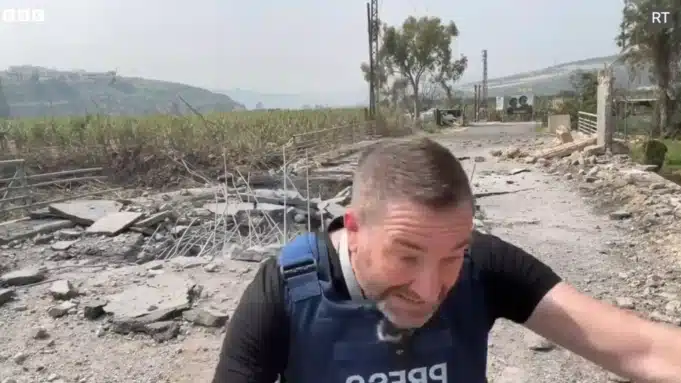 คลิปนาทีชีวิต ขีปนาวุธตกเฉียดหัวนักข่าว เกือบตายกลางสมรภูมิรบ